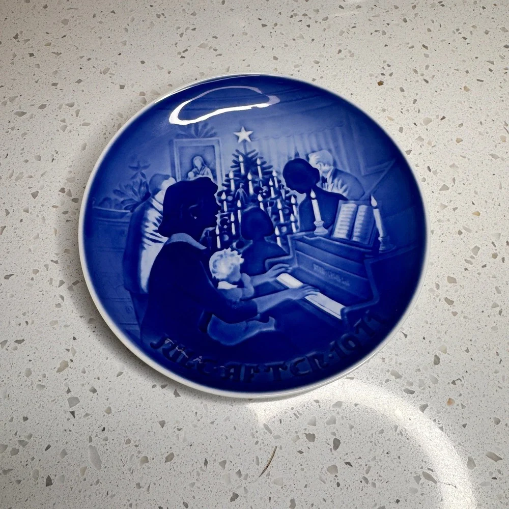 Bing & Grondahl Christmas Plate‎ 1971 Christmas at Home Porcelain Collectible